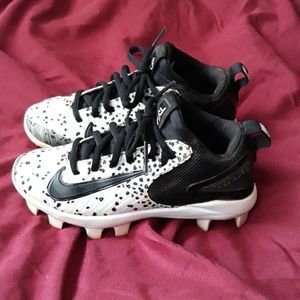 Black and white Nike baseball cleats